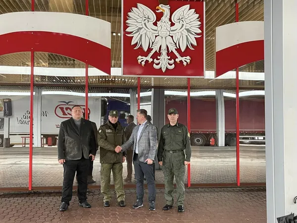 Польські служби у посиленому режимі оформлюють вантажівки на кордоні з Україною