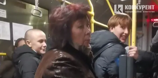 «Сама поплач»: група агресивних підлітків облаяла літню жінку у луцькому тролейбусі
