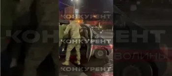 У Луцьку військові ТЦК витягнули чоловіка з приміщення ЦУМу та пошкодили авто (відео)