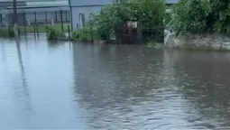 Вода по коліна: місто на Волині «потонуло» через зливу (відео)