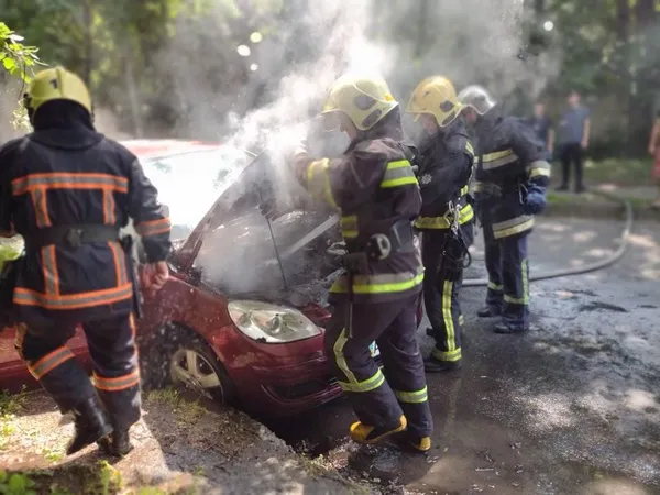 У Луцьку під час руху загорілося авто – в салоні була дитина (фото)