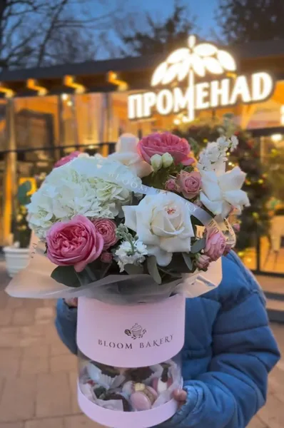 У центрі відкривають першу в Луцьку квіткову кондитерську (фото)