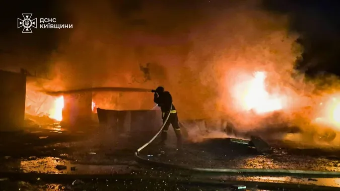 Атака росіян: у Києві палають дві багатоповерхівки (фото)