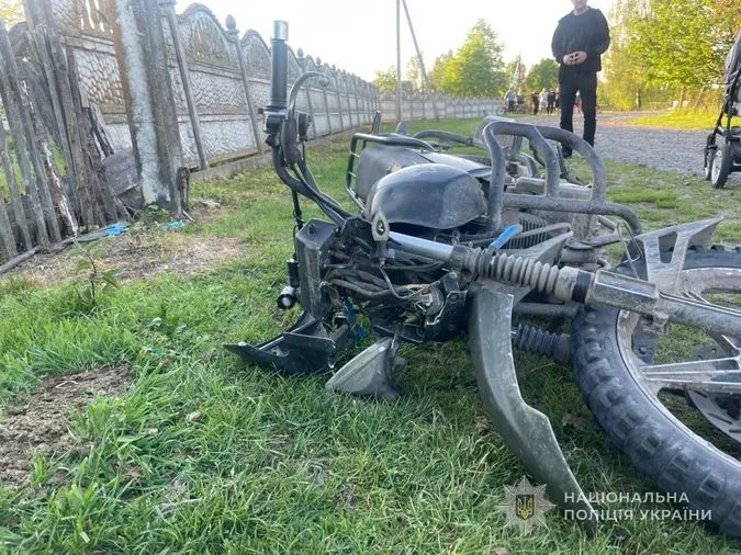 На Волині п'яний 17-річний мотоцикліст врізався в електроопору: його госпіталізували (фото)