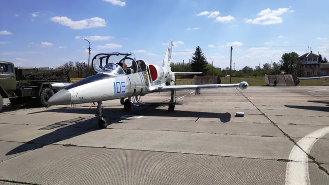 Показали, як на Волині вдосконалюють навики пілоти бригади тактичної авіації (фото)