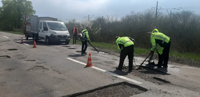 Війна внесла свої корективи: на Волині «латають» важливу дорогу (фото, відео)