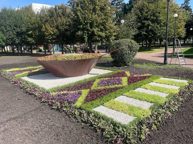 У Києві з'явилася клумба з тарілкою борщу (фото)