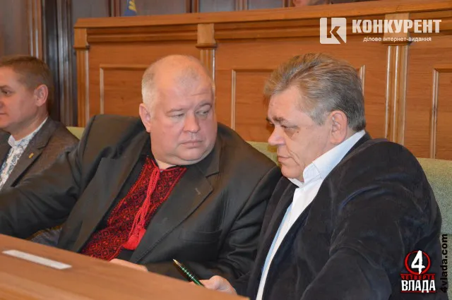 Олександр Бик (зліва) та Анатолій Вітів. Останній свого часу працював заступником директора та комерційним директором ТзОВ ВКФ «АСТАВ», комерційним директора ПП «Лотос Плюс» та менеджером зі збуту в ТзОВ «Володимир Екобуд». Нині  - безробітний