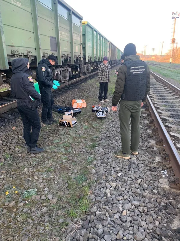 На залізничній станції затримали волинянина, який вантажив у вагон сигарети (фото)