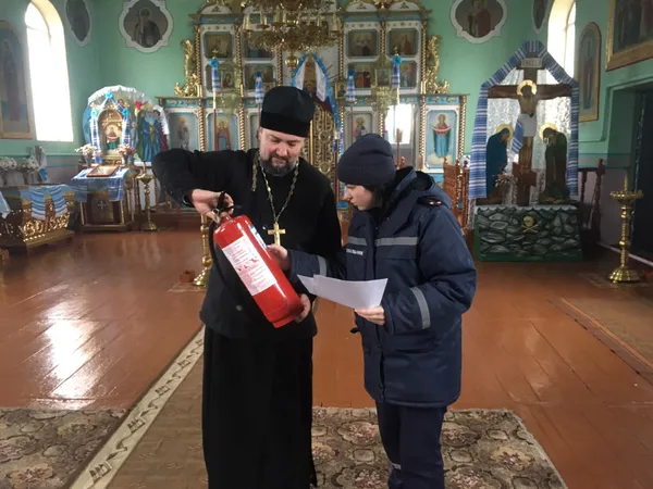 Священиків на Волині просять бути обережними зі свічками під час свят