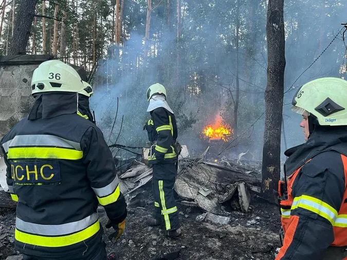 Атака на Київщину: на підприємстві спалахнула пожежа (фото)