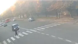 У Луцьку водій «пролетів» за пішоходами на переході: його зняла камера (відео)