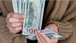 Луцька бабуся розповіла, як віддала шахраєві 5 тисяч доларів (відео)