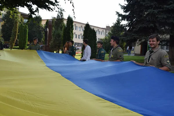 Facebook у синьо-жовтих стягах: волиняни вітають з Днем Державного Прапора (фото)