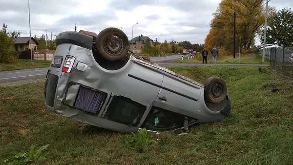 Аварія під Луцьком: авто злетіло у кювет і перекинулося на дах (фото)