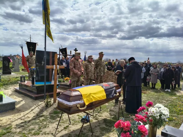 Рівно через рік після загибелі: на Волині попрощалися з Героєм Юрієм Камцем (фото)