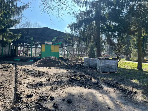 У луцькому парку розбирають атракціони: що відбувається (фото, відео)