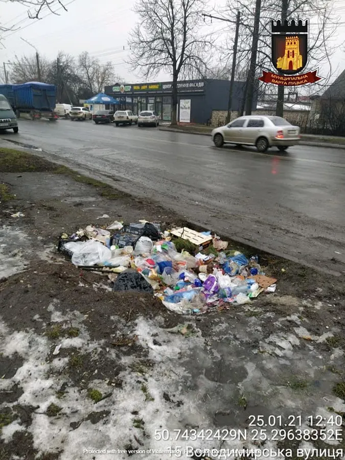У Луцьку продавці магазину викидають відходи на узбіччя (фото)