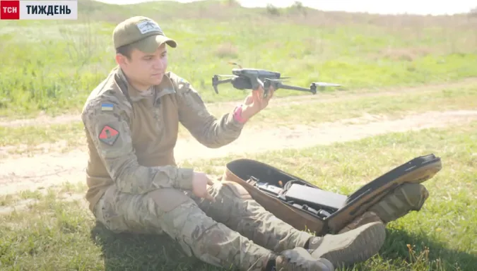 «Крабик» із волинської «сотки» керує безпілотниками, хоч втратив пальці на руці (відео)