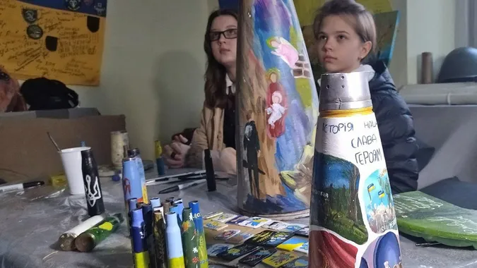 На Волині діти розмальовують гільзи та уламки ракет (відео)