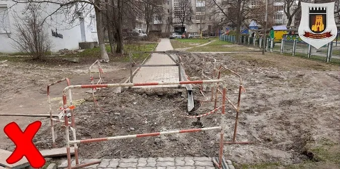 У Луцьку після ремонтних робіт біля дитсадка утворилося провалля (фото)
