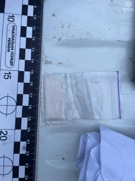 Поводився підозріло: волинські правоохоронці знайшли у перехожого наркотики (фото)