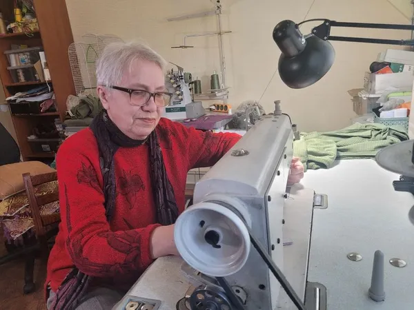 «Волинські швачки» у квартирі шиють одяг для військових (відео)