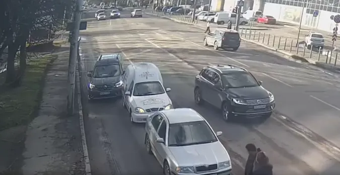 У Луцьку на Рівненській упродовж хвилини сталися дві ДТП (відео)