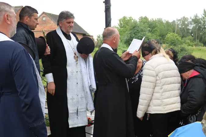 У громаді на Волині в останню путь провели Героя Юрія Лозу (фото)