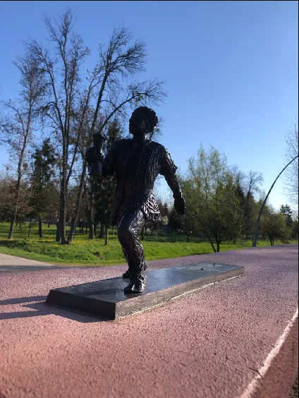 У Луцьку в центральному парку знову пошкодили кликуна-бігуна (фото)