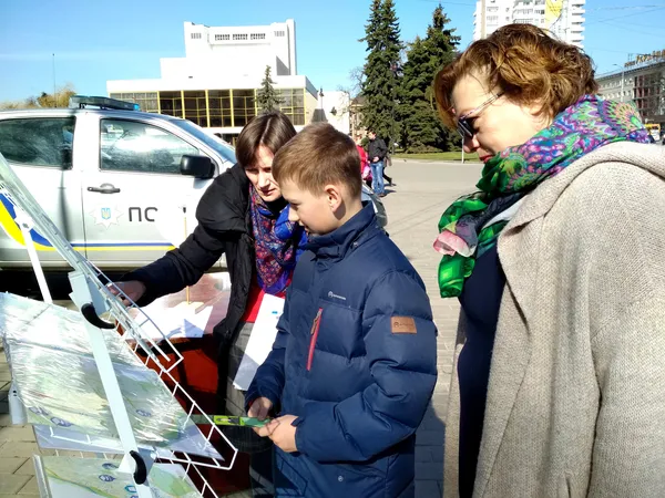 Патрульні у центрі Луцька розповідають дітям про безпечний Великдень (фото)