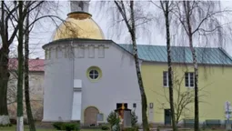 Лучанка поскаржилася на ями біля церкви (фото)