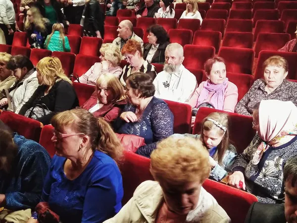 Доступне мистецтво: луцькі пенсіонери безкоштовно переглянули виставу «Безталанна» (фото)