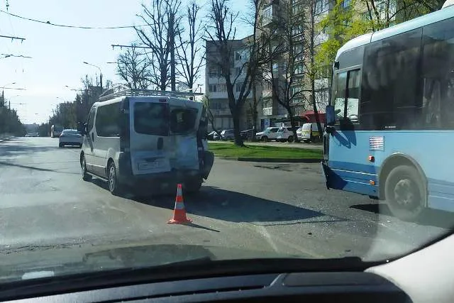 ДТП на проспекті Молоді у Луцьку: зіткнулися автобус і бус (фото, відео)