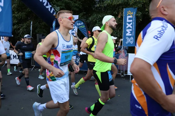 У Луцьку пробігли благодійний MHP Run4Victory: зібрані кошти спрямують на підтримку 100-ї ОМБр (фото)
