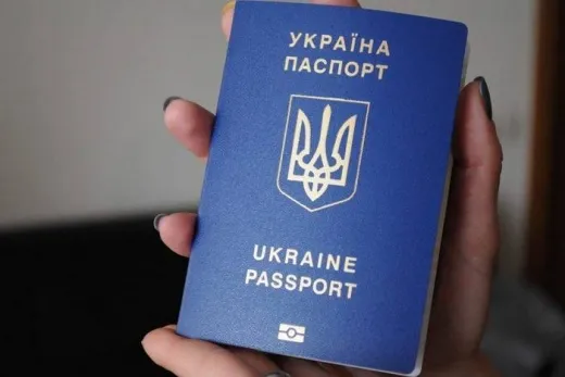 У луцькому ЦНАПі попереджають про затримки із видачею закордонних паспортів