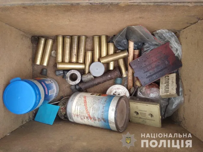 У будинку волинянина знайшли банку з порохом і набої (фото)