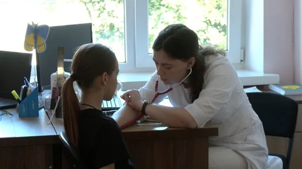 У Луцьку в поліклініках – ажіотаж: батьки поспішають оновити дані своїх дітей (відео)