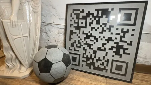 QR-коди, які ставлять на пам’ятники та м’яч з каменю. Суспільне Луцьк