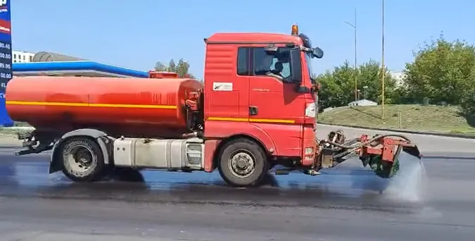 На Волині від аномальної спеки рятують автошляхи: на дороги виїхала спецтехніка