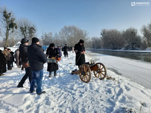 На Стиру в Луцьку освятили воду, люди пірнають в ополонку (фото, відео)