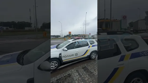 На кільці в Рованцях аварія: автівки знесли дорожній знак