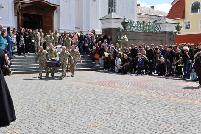 Луцьк навколішки прощався з трьома загиблими захисниками Русланом Новосадом, Владиславом Павлюком та Анатолієм Дячуком