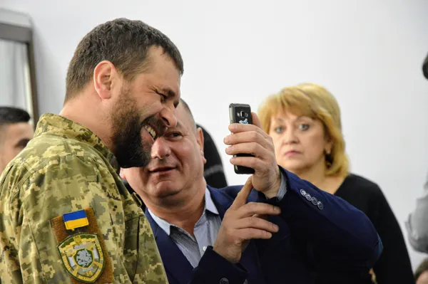 ...а потім показав йому якесь кумедне відео