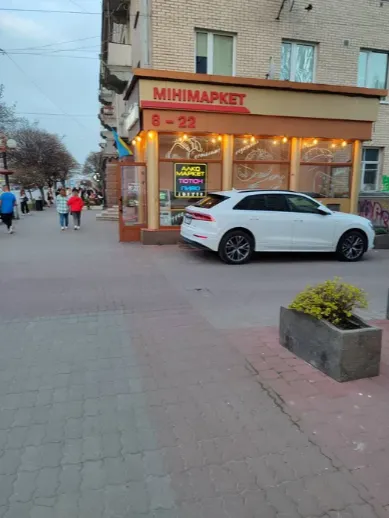 У центрі Луцька продають мінімаркет (фото)