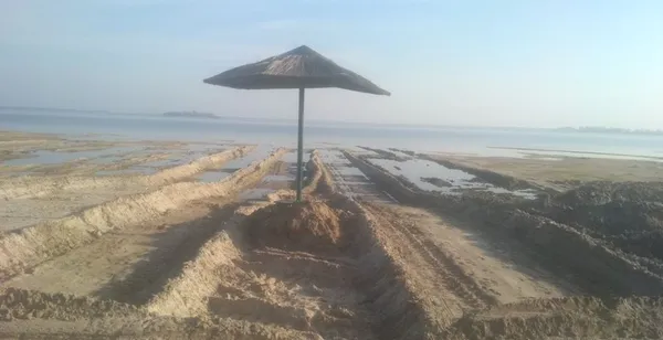Пісок зі Світязю повернули на місце