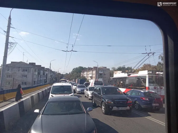 У Луцьку на Соборності – аварія: утворився величезний затор (фото, відео)