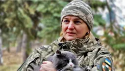 Волинянка пішла в армію зі своїм котом (відео)