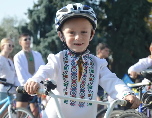 Велосипедисти у вишиванках кружляли Луцьком (фото)