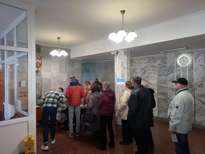 Біля луцького драмтеатру – черга з охочих вакцинуватися (фото)